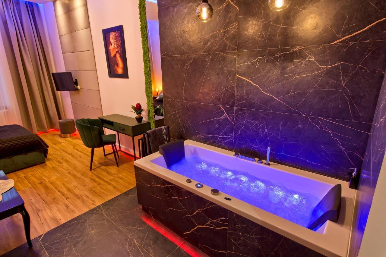 Apartament Czarny Z Jacuzzi Krakow Ngoại thất bức ảnh