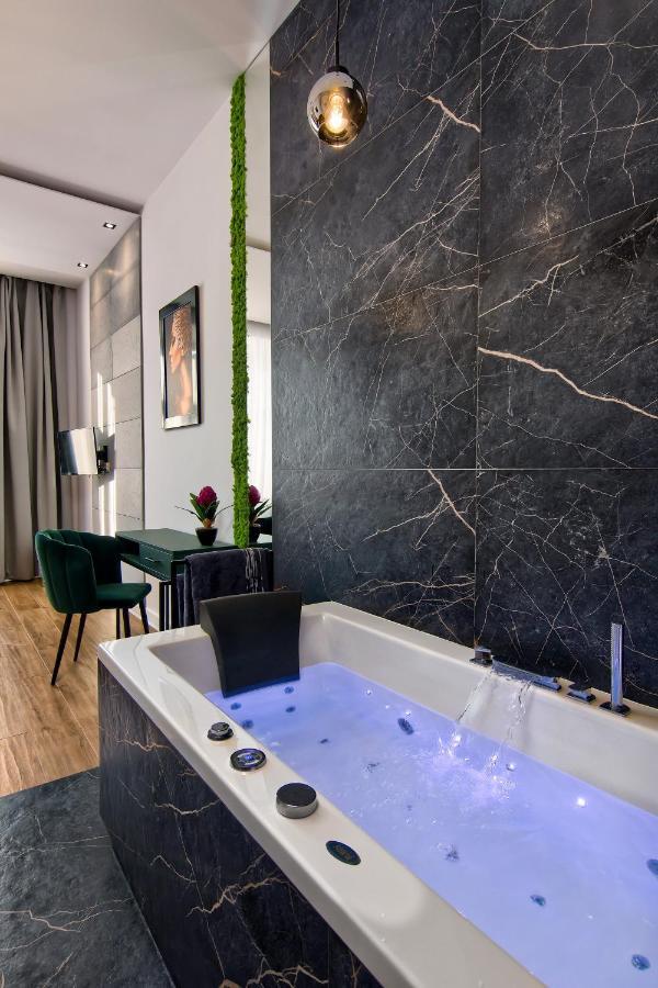 Apartament Czarny Z Jacuzzi Krakow Ngoại thất bức ảnh