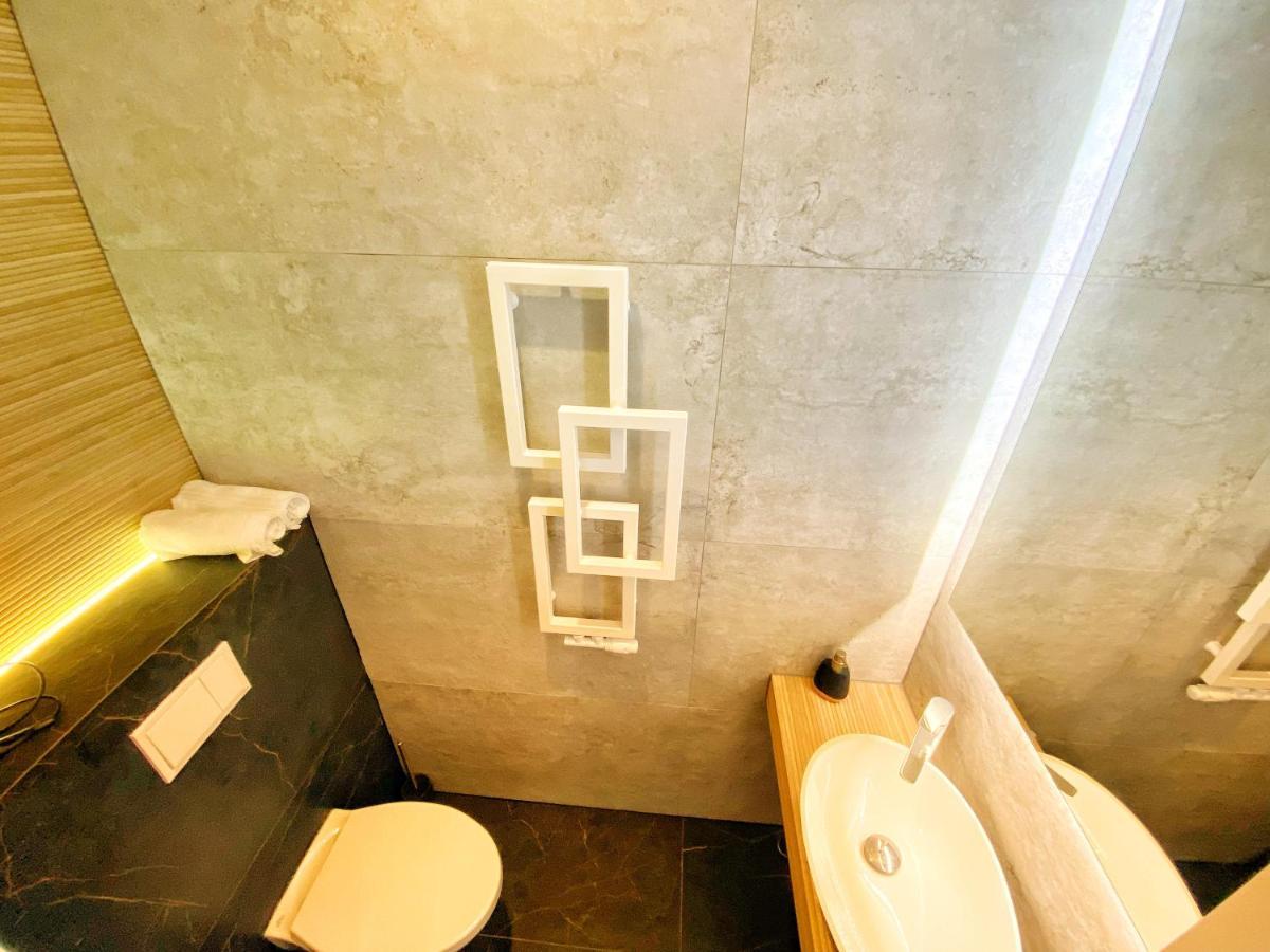 Apartament Czarny Z Jacuzzi Krakow Ngoại thất bức ảnh